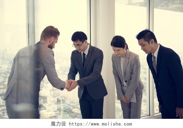 会议结束后握手的业务合作伙伴合作平台商务人士合作握手